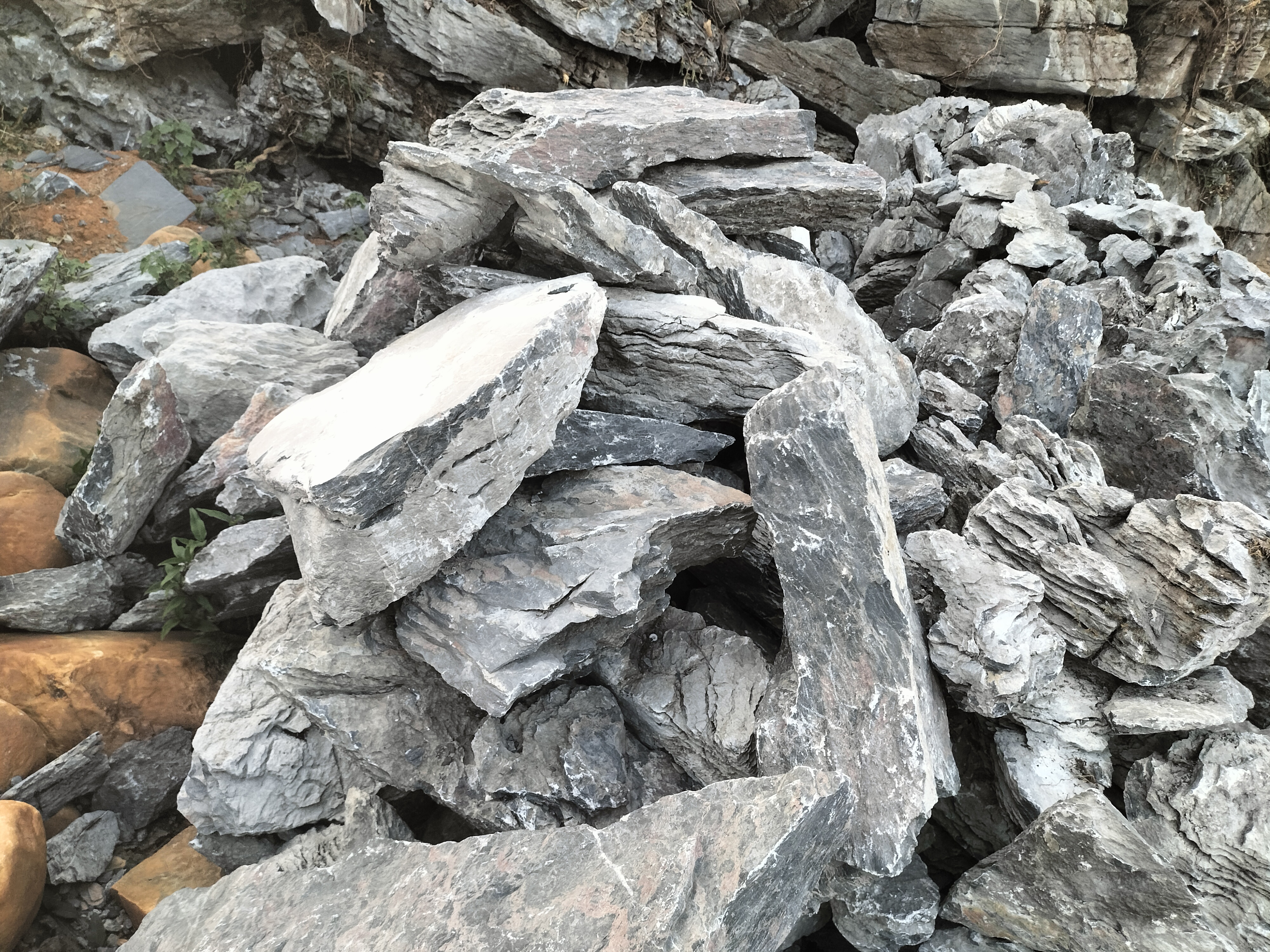 叠式英石批发基地,叠山石多少钱一吨,一吨有多少块英德石