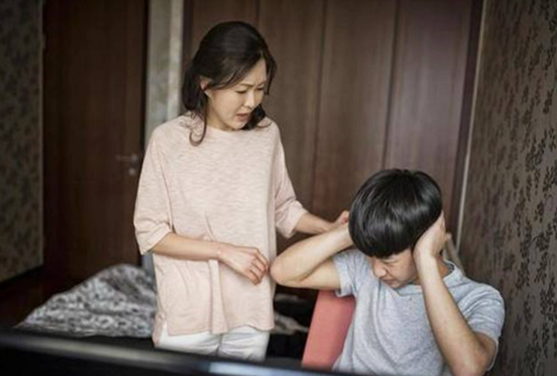 "43岁了还在幼儿园家长堆里混,太难了",高龄宝妈,优势全无