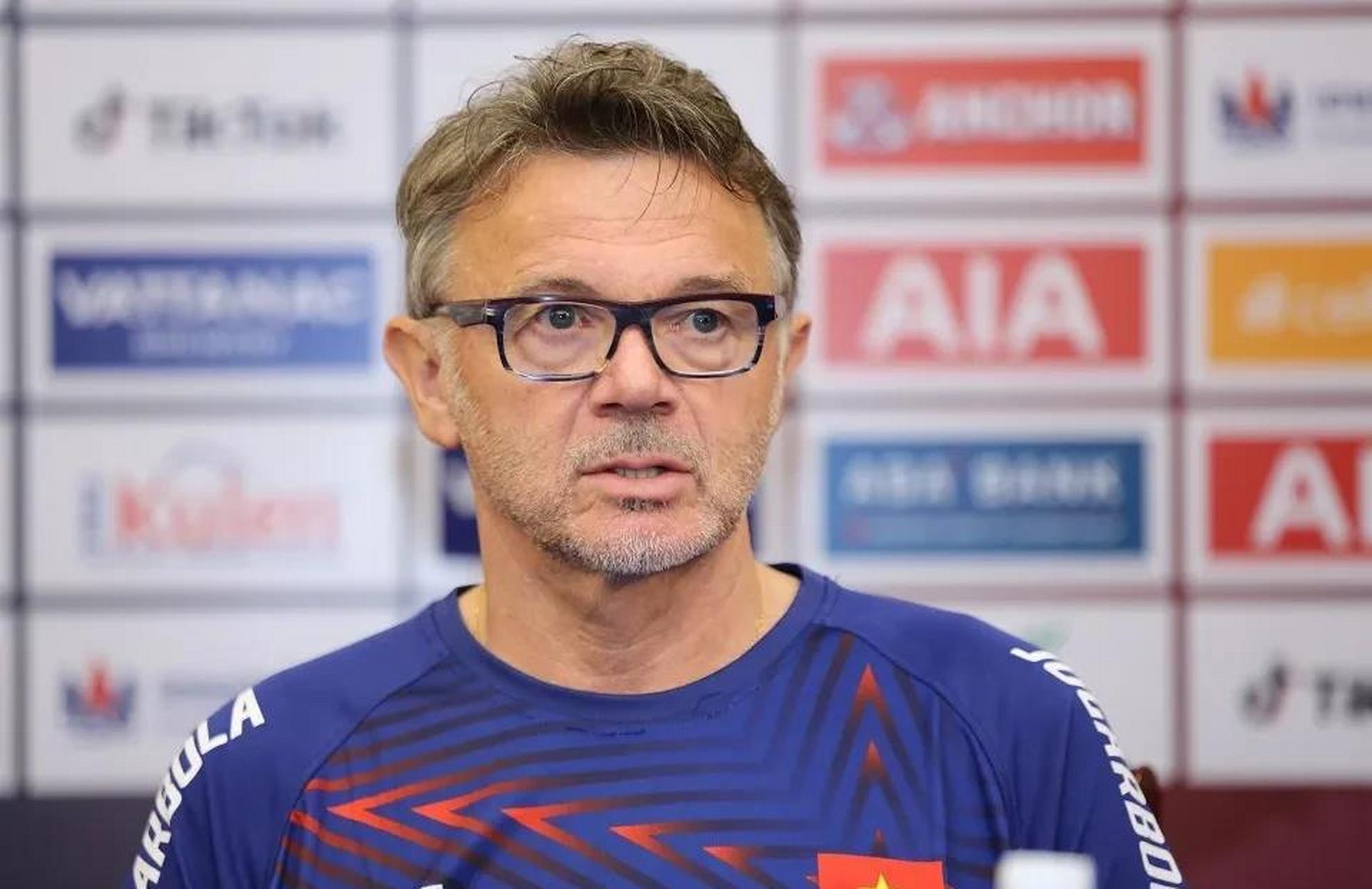 在东南亚运动会足球项目的一场半决赛里,特鲁西埃执教的越南u22在多打