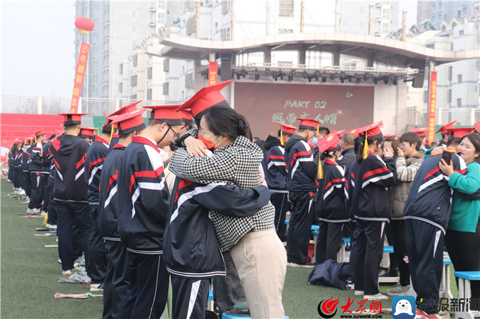 菏泽一中举行第六届成人礼暨2020级高考百日誓师大会