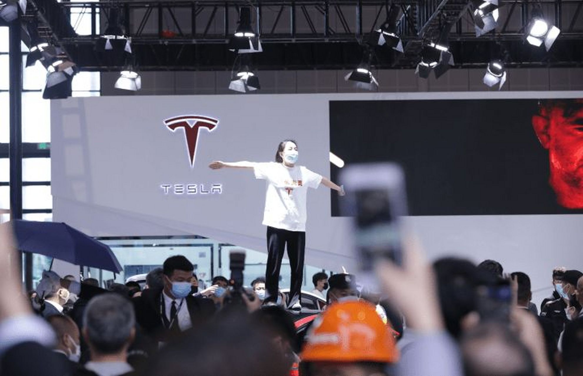 2021年4月19日上海车展特斯拉展台上,河南安阳的张女士身穿"刹车失灵"