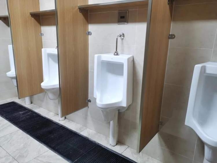 地铁2号线娄山关路站厕所改造大升级,厕位多了,环境好了!