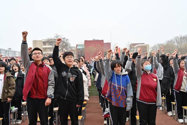 濮阳市油田第三高级中学高三年级组召开励志报告会