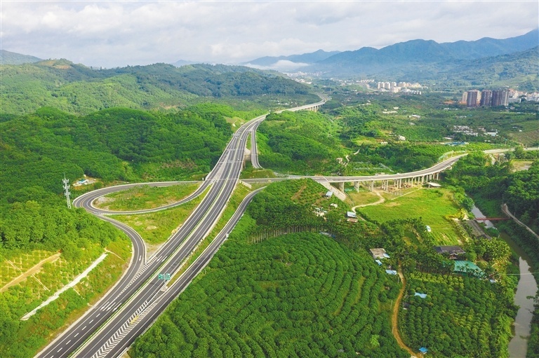 海南山海高速:鋪築致富