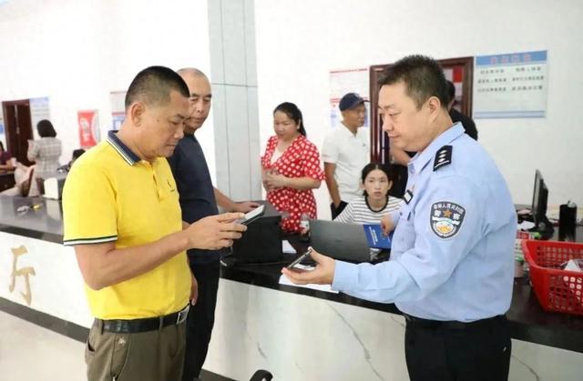 陵水警方送考下乡 打通联系服务群众最后一公里