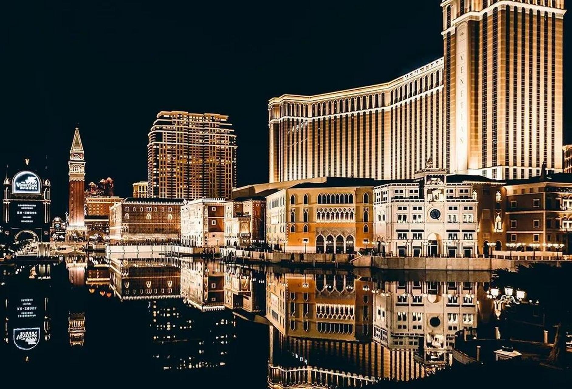 近日澳门路氹某酒店的客房内发现了一具男性尸体,据悉,在消防局通知司