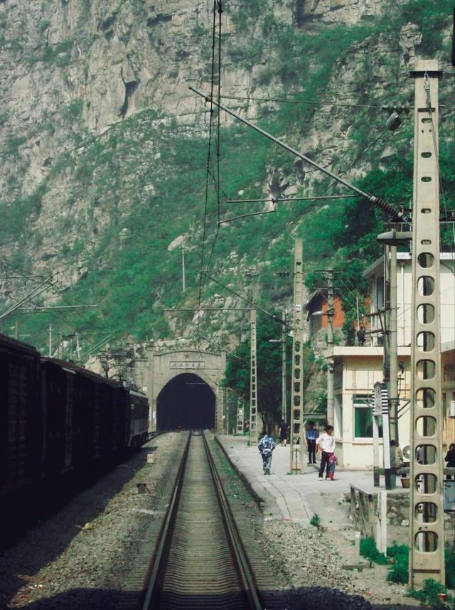 成昆铁路之长河坝火车站,被绝壁包围的隧道车站