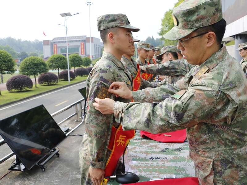 見證榮耀時刻!西部戰區陸軍某綜合訓練基地舉行新兵授銜儀式