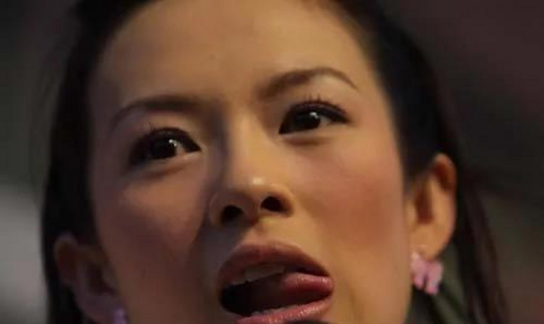 章子怡舌吻  章子怡年轻的时候,长得很漂亮美丽,吐舌头的样子看起来