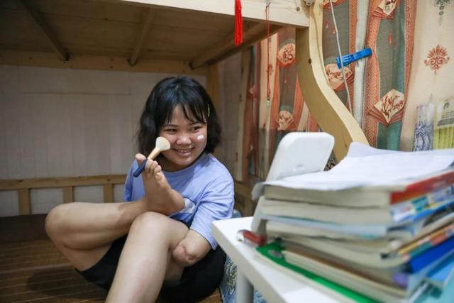 8岁失去双手,女孩用脚推开大学校门:我和别人没什么不一样