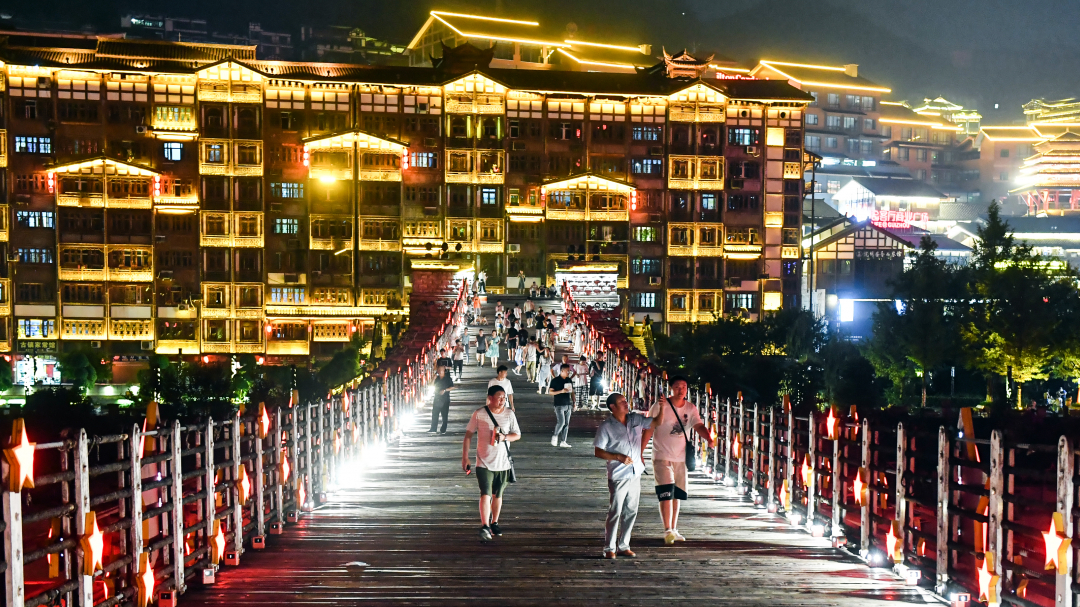影像贵州丨茅台镇:盛夏夜景如画,流光溢彩醉人