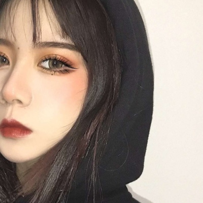 为了活下去,从天真烂漫的少女到心狠手辣的黑道大姐大,她不后悔