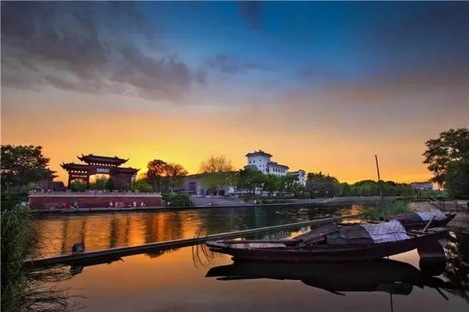 文峰寺位于扬州南郊古运河畔,是一座历史悠久的园林式寺庙,始建于唐代