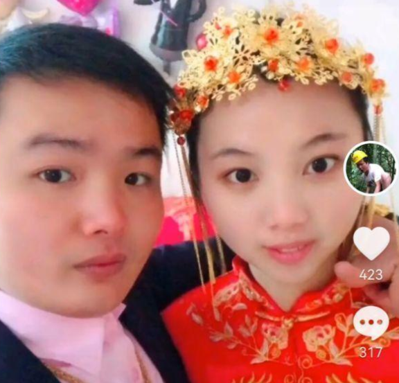 牛爱芳夫妇结婚照被扒,满头黄金似"贵妃娘娘,女方是公司董事