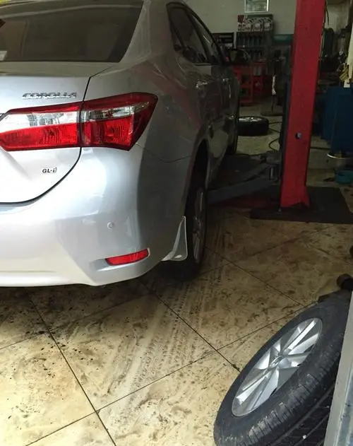 新卡罗拉挡泥板怎么安装?