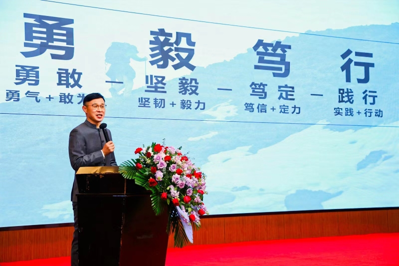 "只争朝夕 不负韶华"2024年励志演说家田进跨年演讲大会西安举办