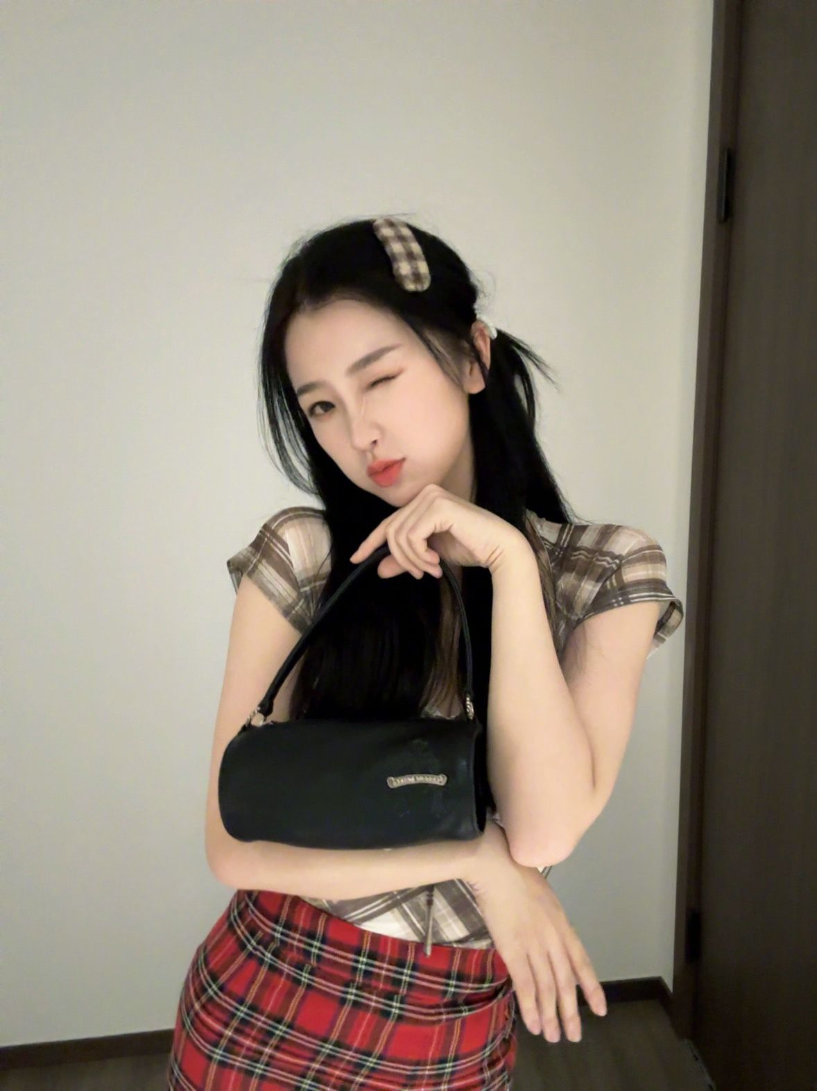 虞书欣格子裙搞怪自拍合集