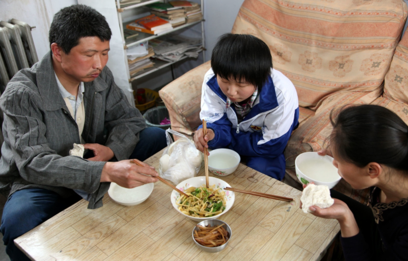 独自照顾父母15年,哥哥送房,姐姐给钱,我很感激,她们更感激我
