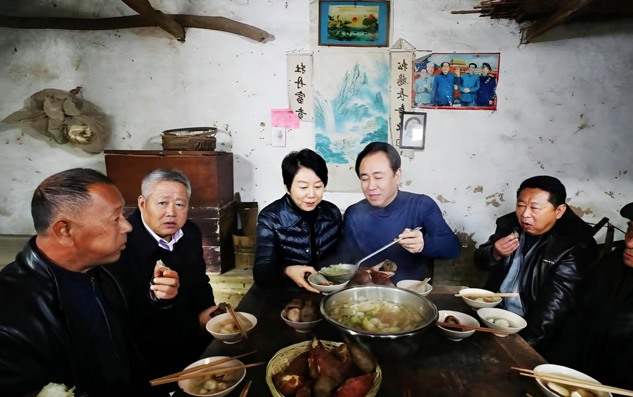 1982年,丁玉梅借给许家印5元钱买了一件球衣.