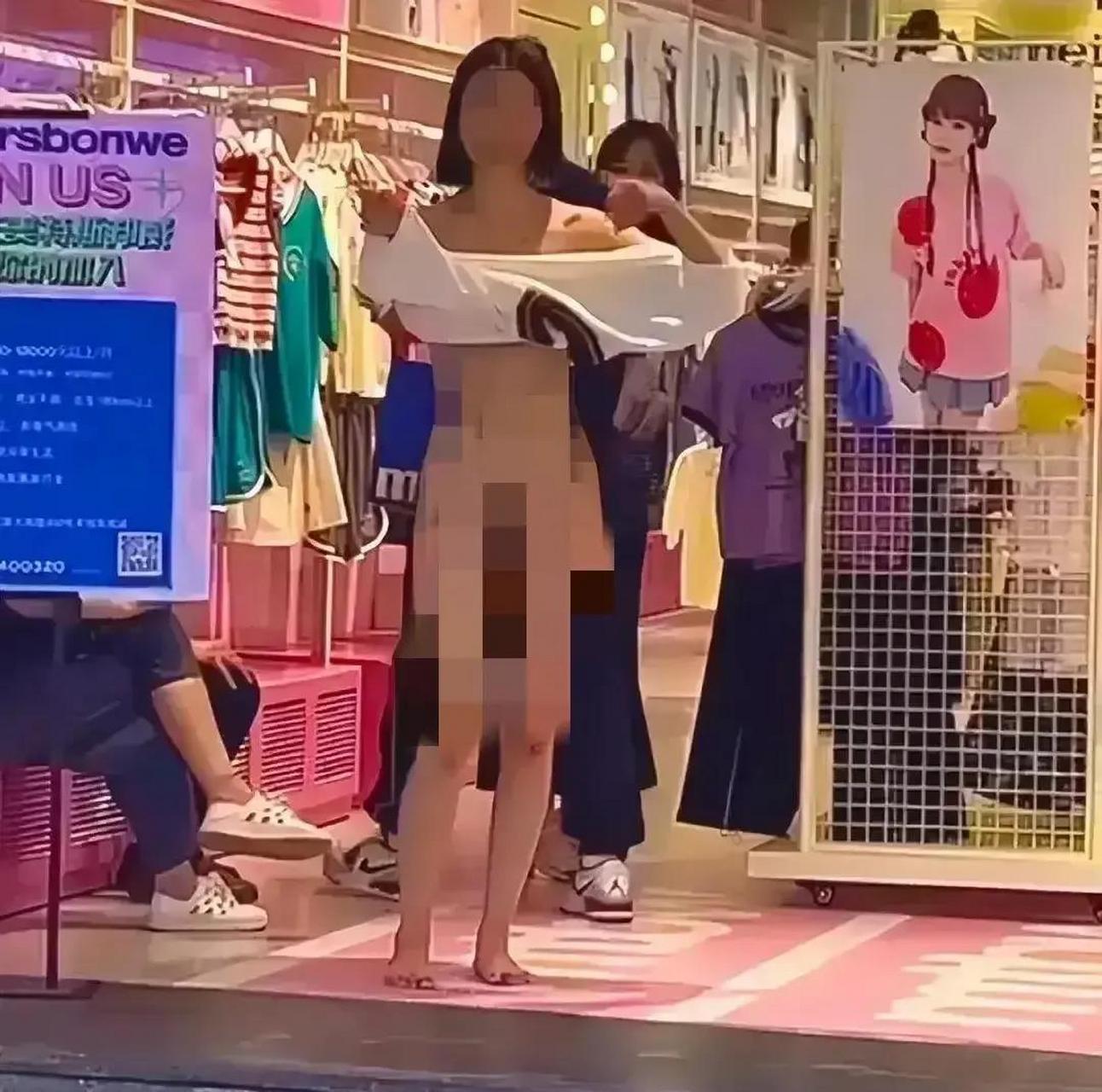 近日,湖南长沙五一广场,一女子裸体走"秀"引来网友热议, 姑娘,千万别