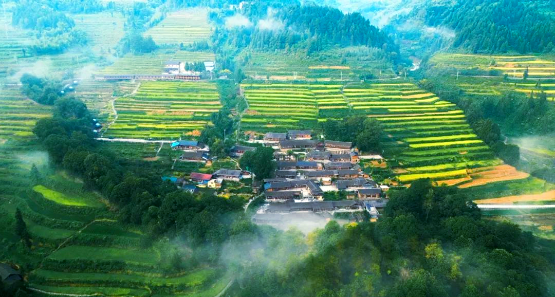 这个寨子坐落于来凤县大河镇五道水村,历史悠久,相传是明朝开国元勋