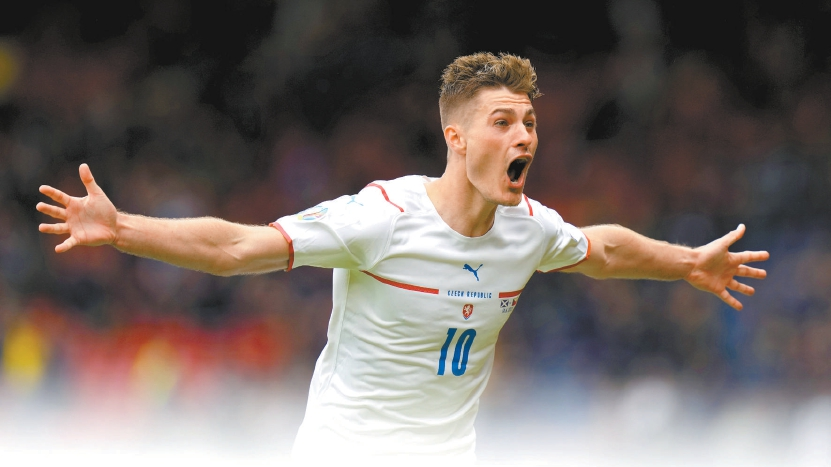 捷克队2:0苏格兰队,希克45.4米远射创纪录