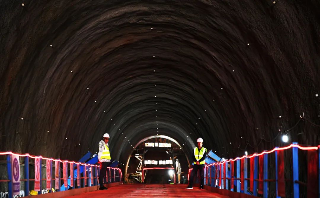 西成铁路东祁连山隧道工程有序推进