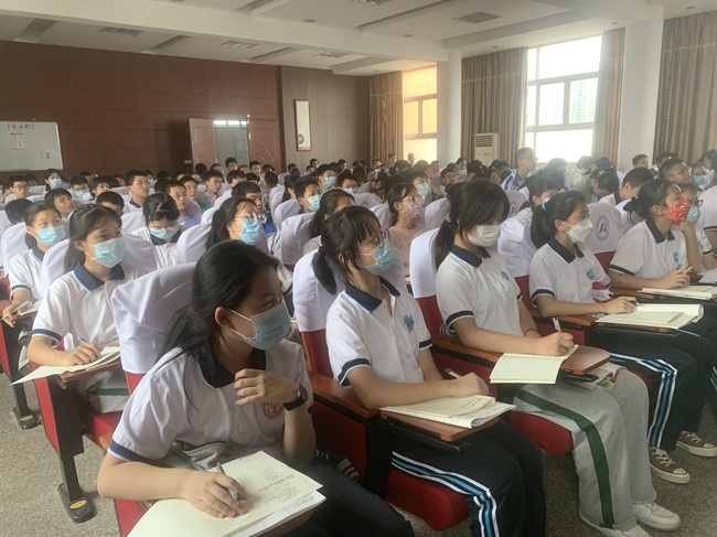 奋发图强 报效祖国——鳌江四中教共体开展学生价值观与内驱力教育