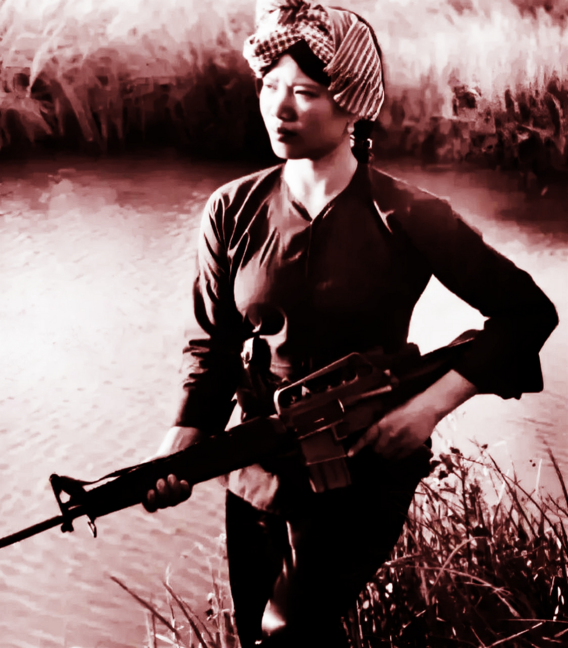 1972年,越南战争期间,一位非常女性化的越南士兵在小河边巡逻.
