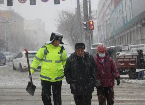 昌图交警餐风茹雪,只为守一方平安