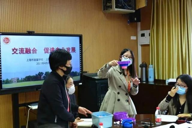 托举起心中的梦想!上海市盲童学校为学生"点亮心灯"