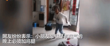 小学生小学生考100分时能有多自信？女生“啪”把卷子一摔，弟弟一动作亮了