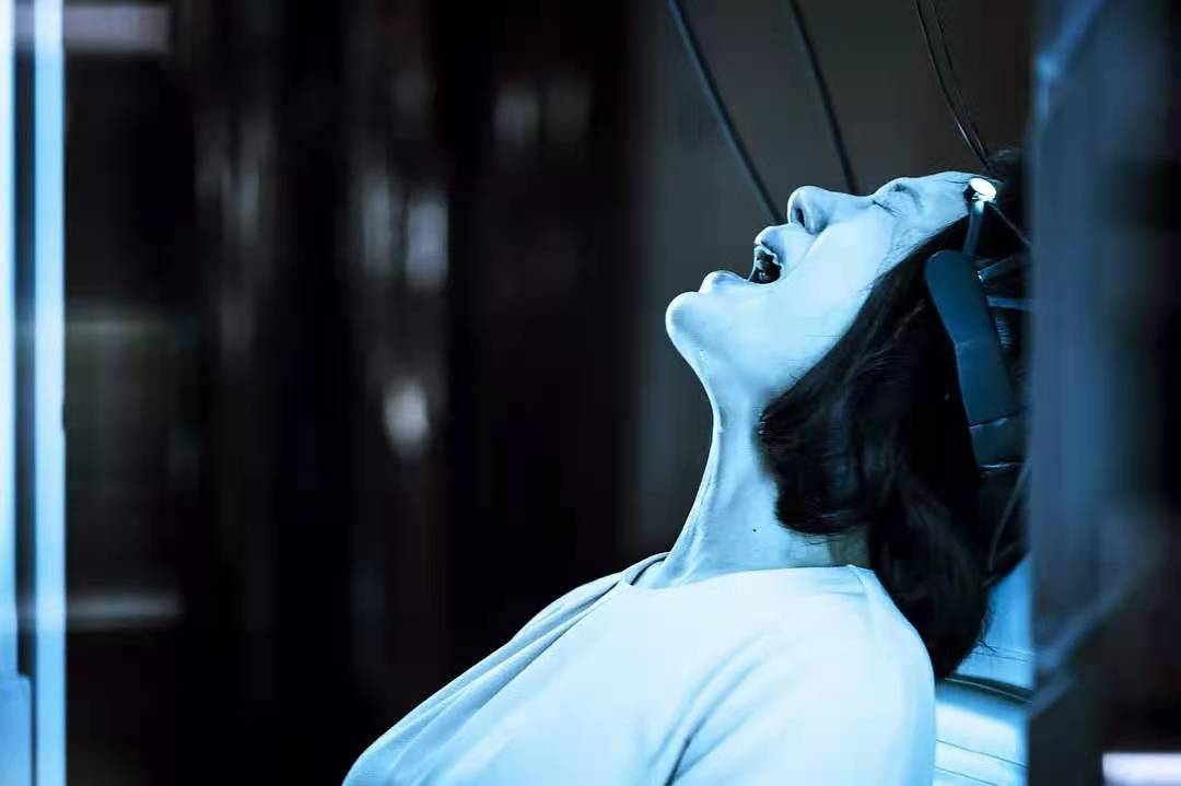 《无声告白》:16岁少女自杀成谜,撕开了病态家庭的欲望呐喊