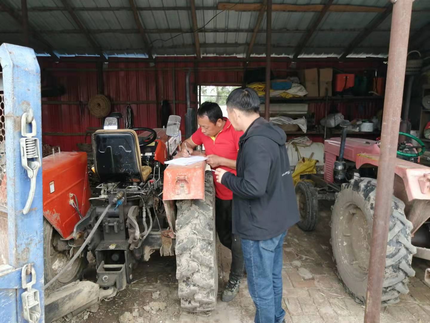 林口镇组织各村与农机户,农机驾驶员签定农机安全生产承诺书