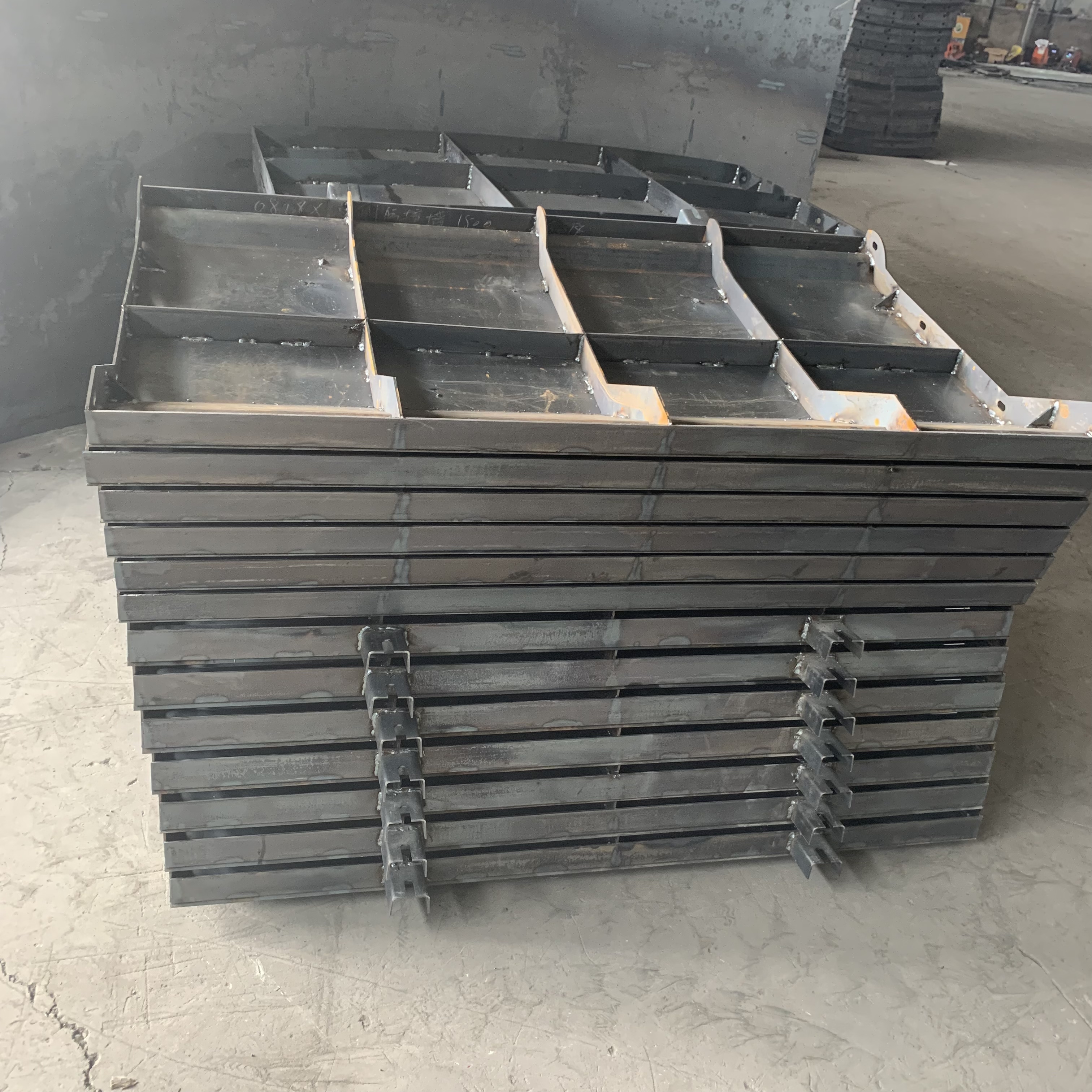 桥梁防撞护栏模板 防撞护栏钢模板的详细介绍