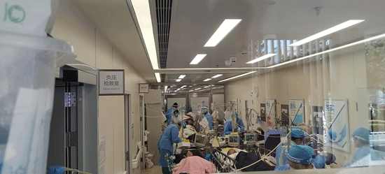 疫情冲击下的医院:"所有科室都要收呼吸科的病人",排长队做ct求安心