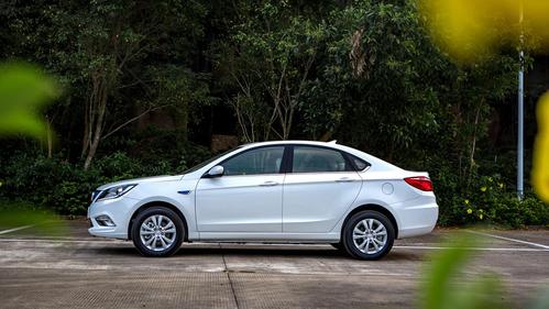 长安逸动颜色有哪些 共采用了六大外观配色 冰晶白十分耐看