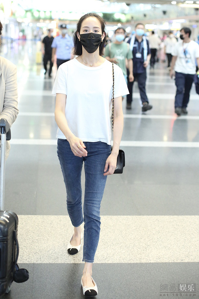 张钧甯扎清爽马尾辫皮肤白皙细腻 非常低调