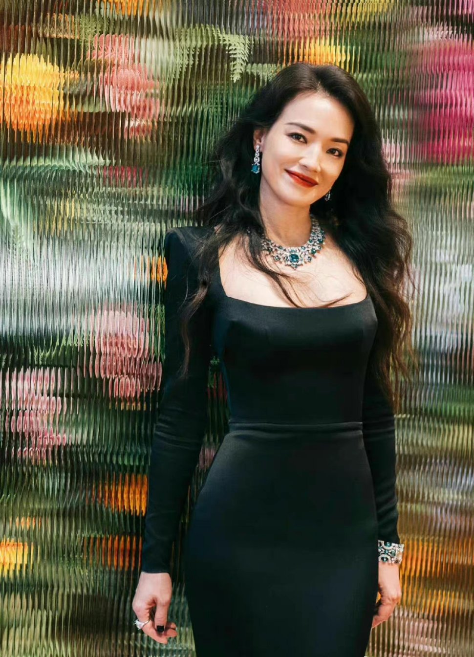 舒淇修身黑裙造型气场全开 一颦一笑妩媚动人