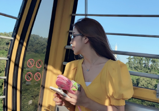 刘思瑶发文晒相机照片,放大照片怀疑不是一个人