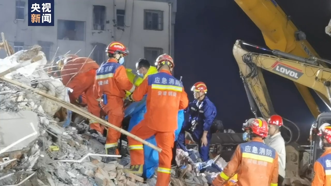 安徽铜陵郊区大通镇居民楼坍塌事故现场发现一名失联人员