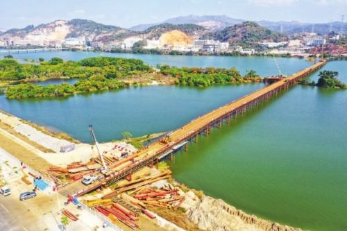 武荣大桥"运输通道"主栈桥全线接通