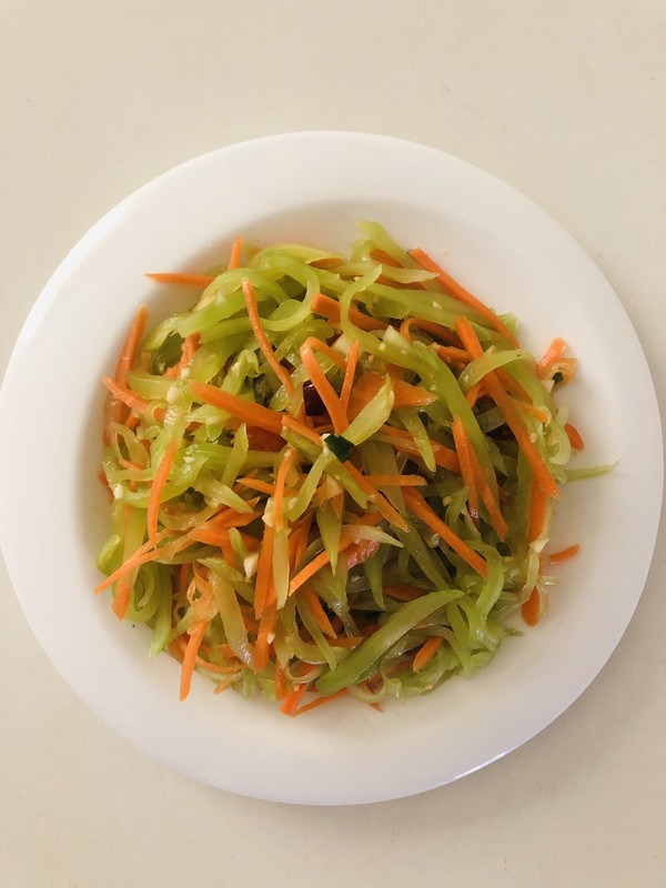 妈妈手中的安心味 凉拌胡萝卜莴苣丝