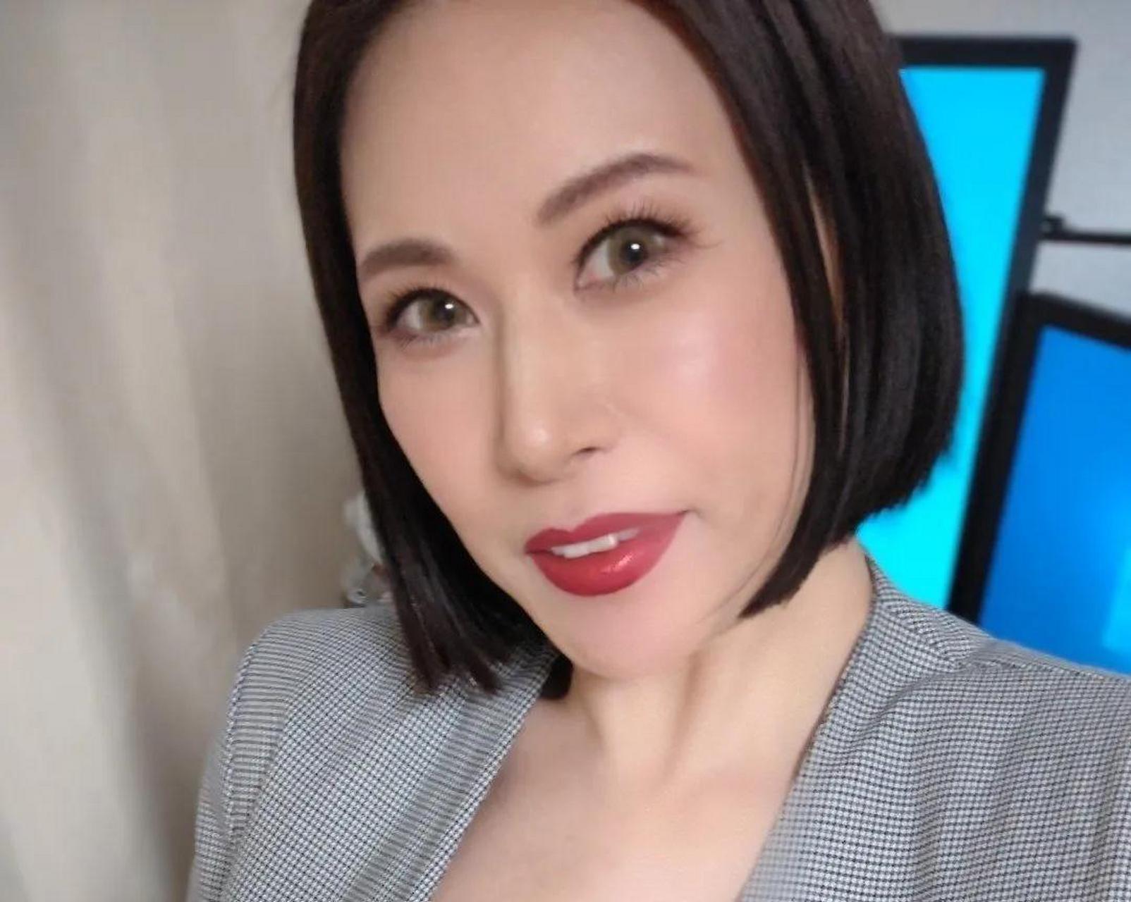 阿姨四连拍 五十岁的风韵美阿姨,眼角的鱼尾纹是岁月带给女人的痕迹