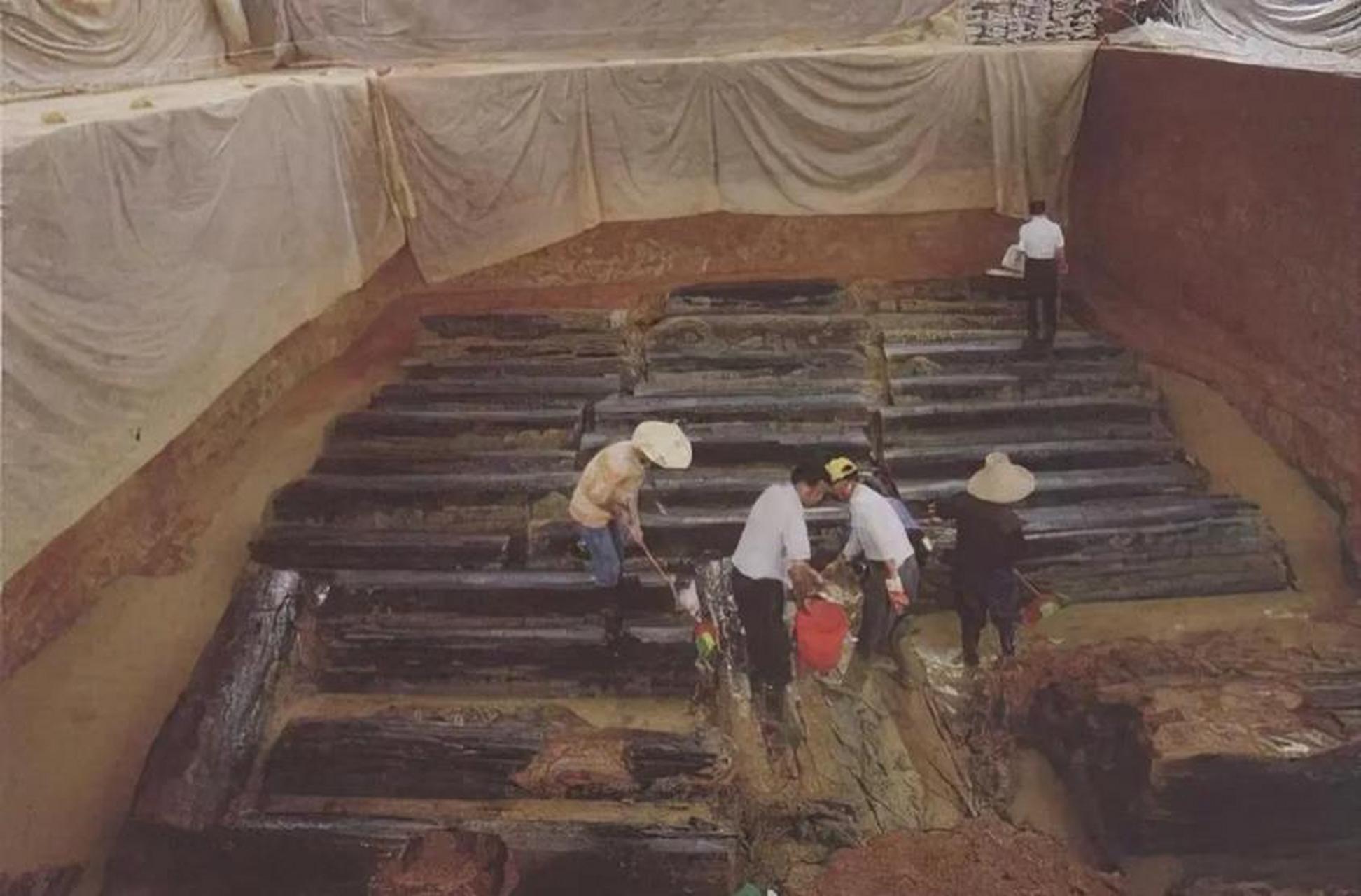 江西靖安挖出一座2500年前的古墓,墓中有47具棺木,装着22位赤着身体的