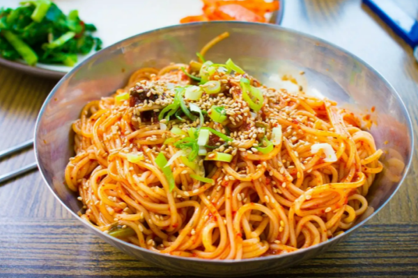 拌冷面是朝鲜族的传统美食之一,也是韩国料理中的代表性食品之一