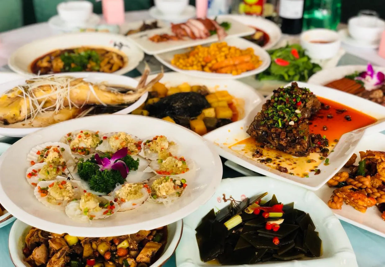 私人宴席等团体用餐服务中,团餐企业应注意哪些上菜礼仪与细节?