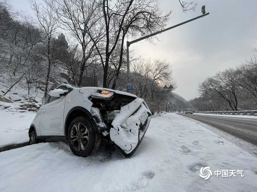 北京雪后路滑 京藏g6辅路出现交通事故