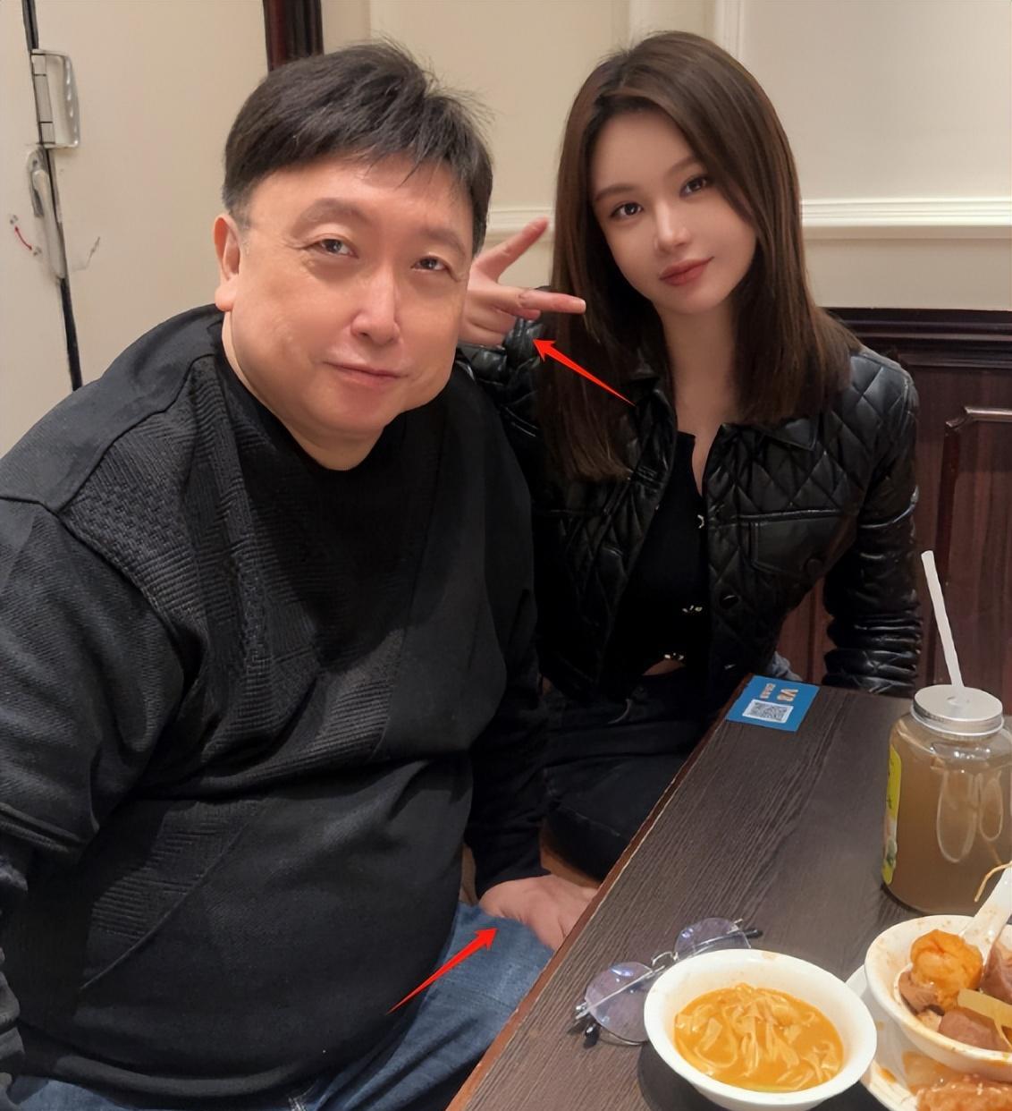 女星邱意浓和王晶再同框,搭肩膀比耶不避嫌,已拿男方9部资源