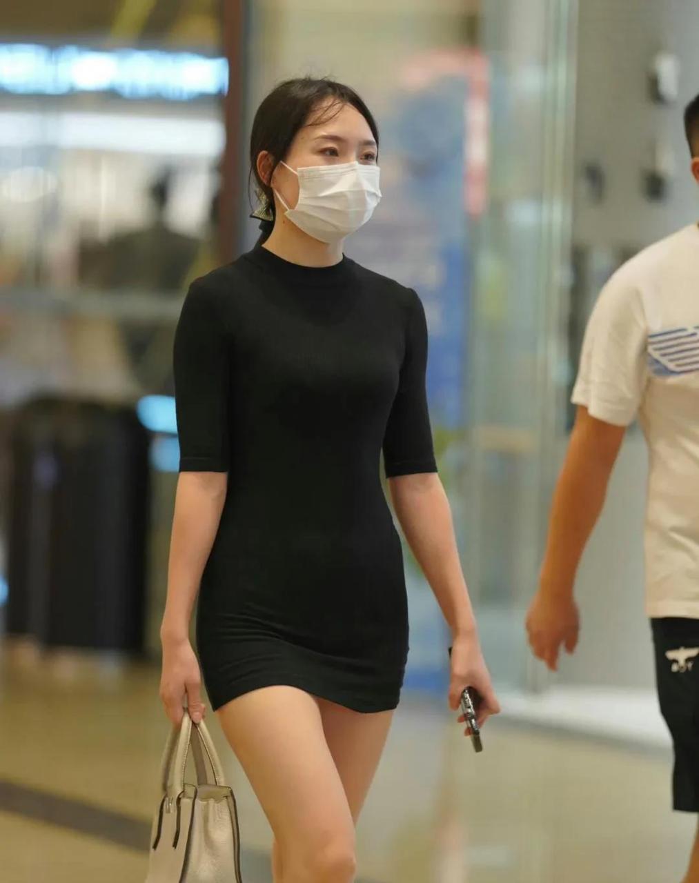 时尚百搭的黑色半袖连衣裙